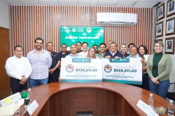 Juan Manuel Alonso Ramírez, encabezó la entrega simbólica del millón de pesos recaudado en la Primera Colecta Municipal a favor de Bomberos y Servicios Prehospitalarios.