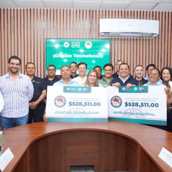 Juan Manuel Alonso Ramírez, encabezó la entrega simbólica del millón de pesos recaudado en la Primera Colecta Municipal a favor de Bomberos y Servicios Prehospitalarios.