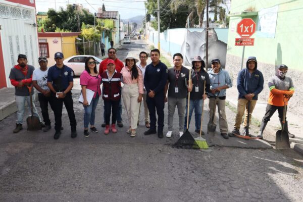 La presidenta municipal Tonantzin Fernández supervisó las labores del programa “Transformación en Marcha”, con el que su gobierno realiza acciones coordinadas de bacheo, limpieza y alumbrado.