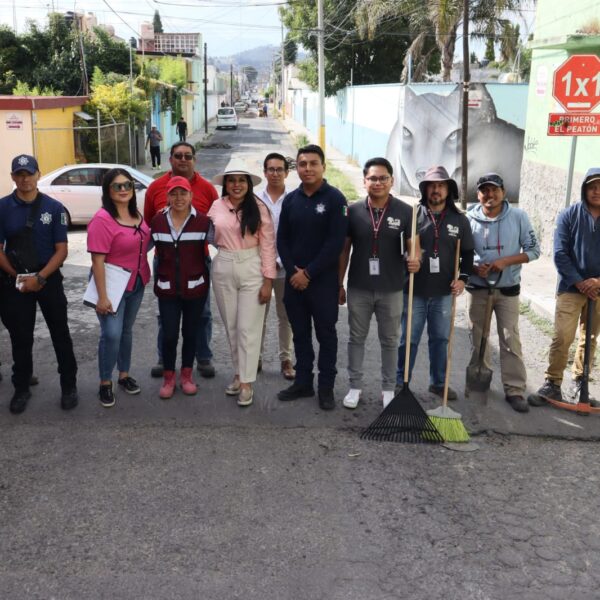 La presidenta municipal Tonantzin Fernández supervisó las labores del programa “Transformación en Marcha”, con el que su gobierno realiza acciones coordinadas de bacheo, limpieza y alumbrado.