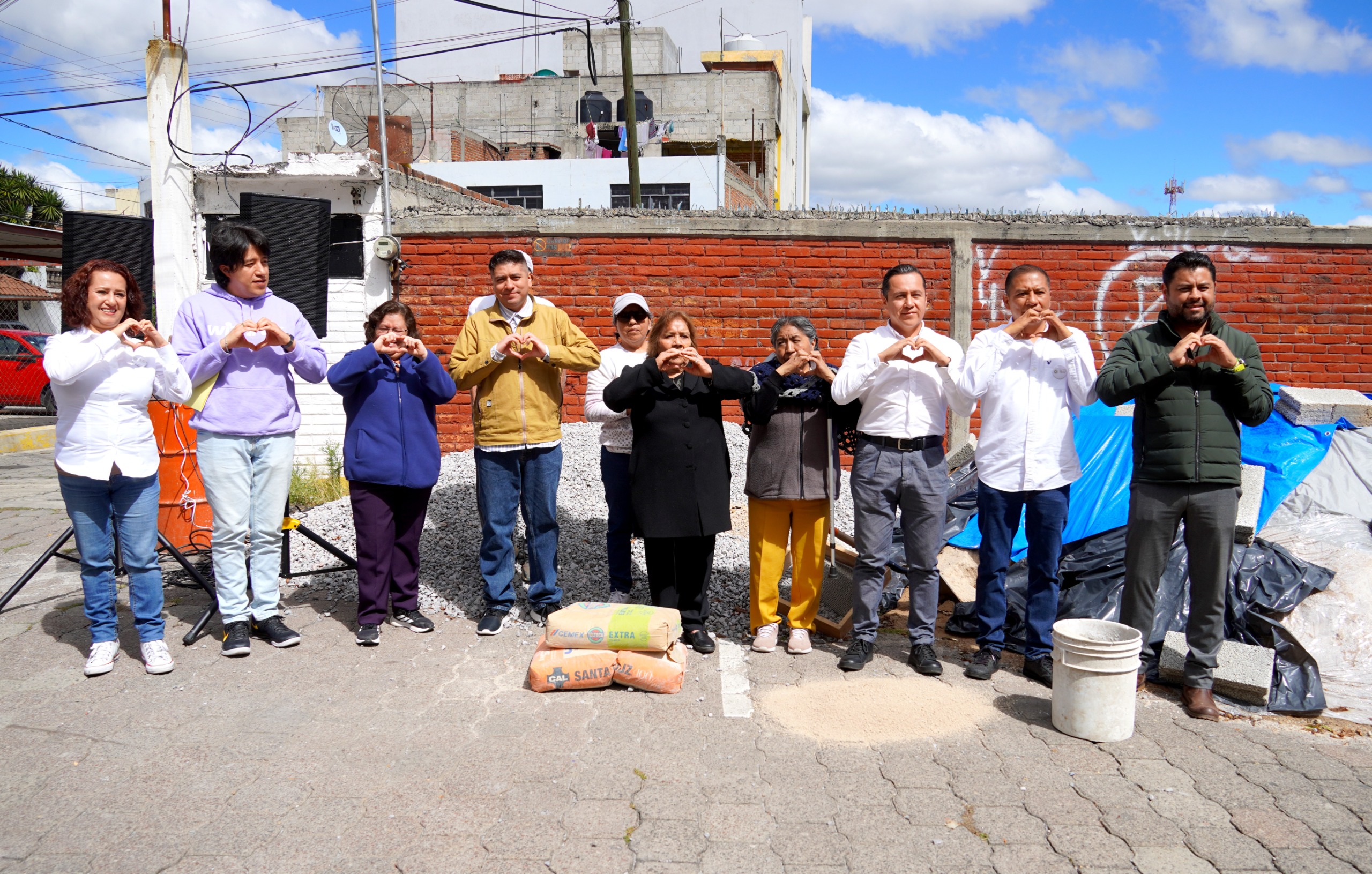 A través del programa estatal “Por Amor a Puebla”, inició la edificación de la barda perimetral en la Unidad Habitacional Góndola, una obra que fortalecerá la seguridad y tranquilidad de las familias texmeluquenses.