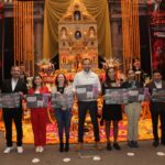 El Gobierno de la Ciudad, encabezado por Pepe Chedraui Budib, presentó la programación de actividades para la temporada de Día de Muertos 2025, una agenda que combina arte, historia y patrimonio con la participación de distintas dependencias municipales. En representación del alcalde, el secretario de Economía y Turismo, Jaime Oropeza Casas, informó que se mantiene una campaña de promoción en la Zona Metropolitana del Valle de México para atraer visitantes nacionales y extranjeros a la capital poblana. Estimó que la ciudad podría recibir hasta 800 mil personas y generar una derrama económica cercana a los 600 millones de pesos. Oropeza destacó la realización de dos ediciones de “Noche de Museos”, programadas para el 2 y 15 de noviembre, además del Festival “La Muerte es un Sueño”, que se consolida como uno de los eventos más emblemáticos de la temporada. La directora del Instituto Municipal de Arte y Cultura de Puebla (IMACP), Anel Nochebuena, detalló que el festival cumple 18 años consecutivos y contará con más de 50 actividades en nueve sedes, del 24 de octubre al 2 de noviembre. Este año, el evento incluye la Cumbre Iberoamericana de Artesanías, con la participación de ocho países en una expoventa, exposiciones, conferencias y presentaciones musicales. Por su parte, el secretario de Servicios Públicos, Clemente Gómez Medina, invitó a la ciudadanía a acudir al Panteón Municipal, donde se realizarán diversas actividades conmemorativas, así como al videomapping de Día de Muertos que se proyectará en la fachada de la Catedral de Puebla los días 1 y 2 de noviembre, de 19:30 a 22:00 horas cada 30 minutos. La gerenta del Centro Histórico y Patrimonio Cultural, Aimeé Guerra Pérez, anunció que el corazón de la ciudad contará con 20 catrinas monumentales de más de tres metros y con el Paseo de las Flores, que se extenderá desde la 11 Sur hasta la Avenida Reforma y Juan de Palafox y Mendoza. También recordó que la audioguía “La Ciudad como Museo” es una herramienta gratuita para descubrir el patrimonio histórico del centro. Con esta programación, el Gobierno Municipal reafirma su compromiso de impulsar la cultura, el turismo y las tradiciones mexicanas, consolidando a Puebla como una de las ciudades más importantes del país.