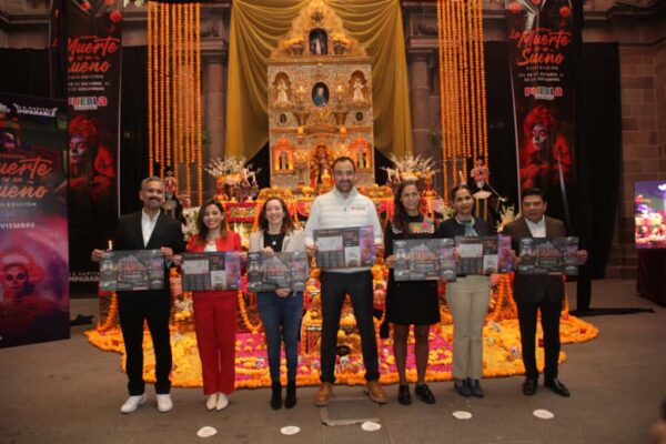El Gobierno de la Ciudad, encabezado por Pepe Chedraui Budib, presentó la programación de actividades para la temporada de Día de Muertos 2025, una agenda que combina arte, historia y patrimonio con la participación de distintas dependencias municipales. En representación del alcalde, el secretario de Economía y Turismo, Jaime Oropeza Casas, informó que se mantiene una campaña de promoción en la Zona Metropolitana del Valle de México para atraer visitantes nacionales y extranjeros a la capital poblana. Estimó que la ciudad podría recibir hasta 800 mil personas y generar una derrama económica cercana a los 600 millones de pesos. Oropeza destacó la realización de dos ediciones de “Noche de Museos”, programadas para el 2 y 15 de noviembre, además del Festival “La Muerte es un Sueño”, que se consolida como uno de los eventos más emblemáticos de la temporada. La directora del Instituto Municipal de Arte y Cultura de Puebla (IMACP), Anel Nochebuena, detalló que el festival cumple 18 años consecutivos y contará con más de 50 actividades en nueve sedes, del 24 de octubre al 2 de noviembre. Este año, el evento incluye la Cumbre Iberoamericana de Artesanías, con la participación de ocho países en una expoventa, exposiciones, conferencias y presentaciones musicales. Por su parte, el secretario de Servicios Públicos, Clemente Gómez Medina, invitó a la ciudadanía a acudir al Panteón Municipal, donde se realizarán diversas actividades conmemorativas, así como al videomapping de Día de Muertos que se proyectará en la fachada de la Catedral de Puebla los días 1 y 2 de noviembre, de 19:30 a 22:00 horas cada 30 minutos. La gerenta del Centro Histórico y Patrimonio Cultural, Aimeé Guerra Pérez, anunció que el corazón de la ciudad contará con 20 catrinas monumentales de más de tres metros y con el Paseo de las Flores, que se extenderá desde la 11 Sur hasta la Avenida Reforma y Juan de Palafox y Mendoza. También recordó que la audioguía “La Ciudad como Museo” es una herramienta gratuita para descubrir el patrimonio histórico del centro. Con esta programación, el Gobierno Municipal reafirma su compromiso de impulsar la cultura, el turismo y las tradiciones mexicanas, consolidando a Puebla como una de las ciudades más importantes del país.