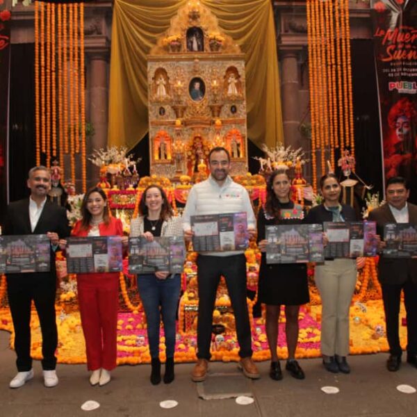 El Gobierno de la Ciudad, encabezado por Pepe Chedraui Budib, presentó la programación de actividades para la temporada de Día de Muertos 2025, una agenda que combina arte, historia y patrimonio con la participación de distintas dependencias municipales. En representación del alcalde, el secretario de Economía y Turismo, Jaime Oropeza Casas, informó que se mantiene una campaña de promoción en la Zona Metropolitana del Valle de México para atraer visitantes nacionales y extranjeros a la capital poblana. Estimó que la ciudad podría recibir hasta 800 mil personas y generar una derrama económica cercana a los 600 millones de pesos. Oropeza destacó la realización de dos ediciones de “Noche de Museos”, programadas para el 2 y 15 de noviembre, además del Festival “La Muerte es un Sueño”, que se consolida como uno de los eventos más emblemáticos de la temporada. La directora del Instituto Municipal de Arte y Cultura de Puebla (IMACP), Anel Nochebuena, detalló que el festival cumple 18 años consecutivos y contará con más de 50 actividades en nueve sedes, del 24 de octubre al 2 de noviembre. Este año, el evento incluye la Cumbre Iberoamericana de Artesanías, con la participación de ocho países en una expoventa, exposiciones, conferencias y presentaciones musicales. Por su parte, el secretario de Servicios Públicos, Clemente Gómez Medina, invitó a la ciudadanía a acudir al Panteón Municipal, donde se realizarán diversas actividades conmemorativas, así como al videomapping de Día de Muertos que se proyectará en la fachada de la Catedral de Puebla los días 1 y 2 de noviembre, de 19:30 a 22:00 horas cada 30 minutos. La gerenta del Centro Histórico y Patrimonio Cultural, Aimeé Guerra Pérez, anunció que el corazón de la ciudad contará con 20 catrinas monumentales de más de tres metros y con el Paseo de las Flores, que se extenderá desde la 11 Sur hasta la Avenida Reforma y Juan de Palafox y Mendoza. También recordó que la audioguía “La Ciudad como Museo” es una herramienta gratuita para descubrir el patrimonio histórico del centro. Con esta programación, el Gobierno Municipal reafirma su compromiso de impulsar la cultura, el turismo y las tradiciones mexicanas, consolidando a Puebla como una de las ciudades más importantes del país.