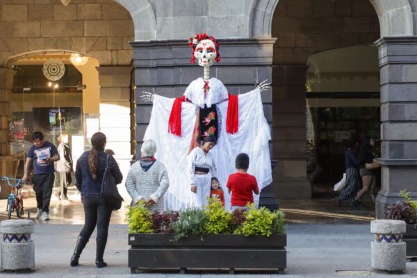 El Gobierno de la Ciudad de Puebla embellece el Centro Histórico con decoraciones tradicionales por el Día de Muertos, como parte de una estrategia para preservar el patrimonio cultural y fortalecer la identidad colectiva.