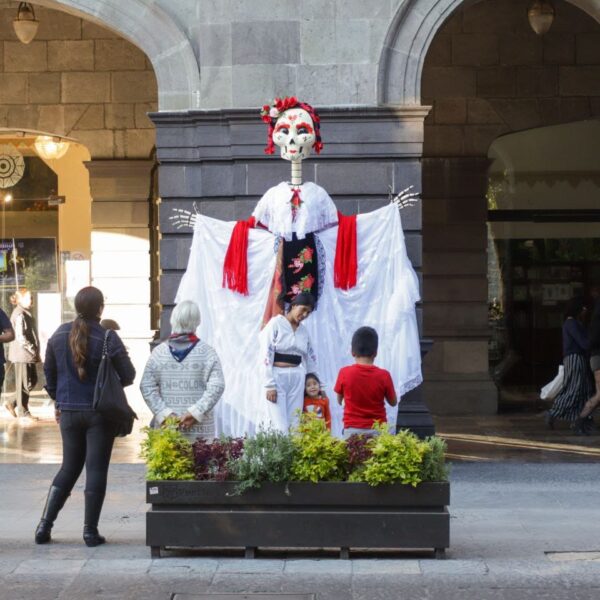El Gobierno de la Ciudad de Puebla embellece el Centro Histórico con decoraciones tradicionales por el Día de Muertos, como parte de una estrategia para preservar el patrimonio cultural y fortalecer la identidad colectiva.