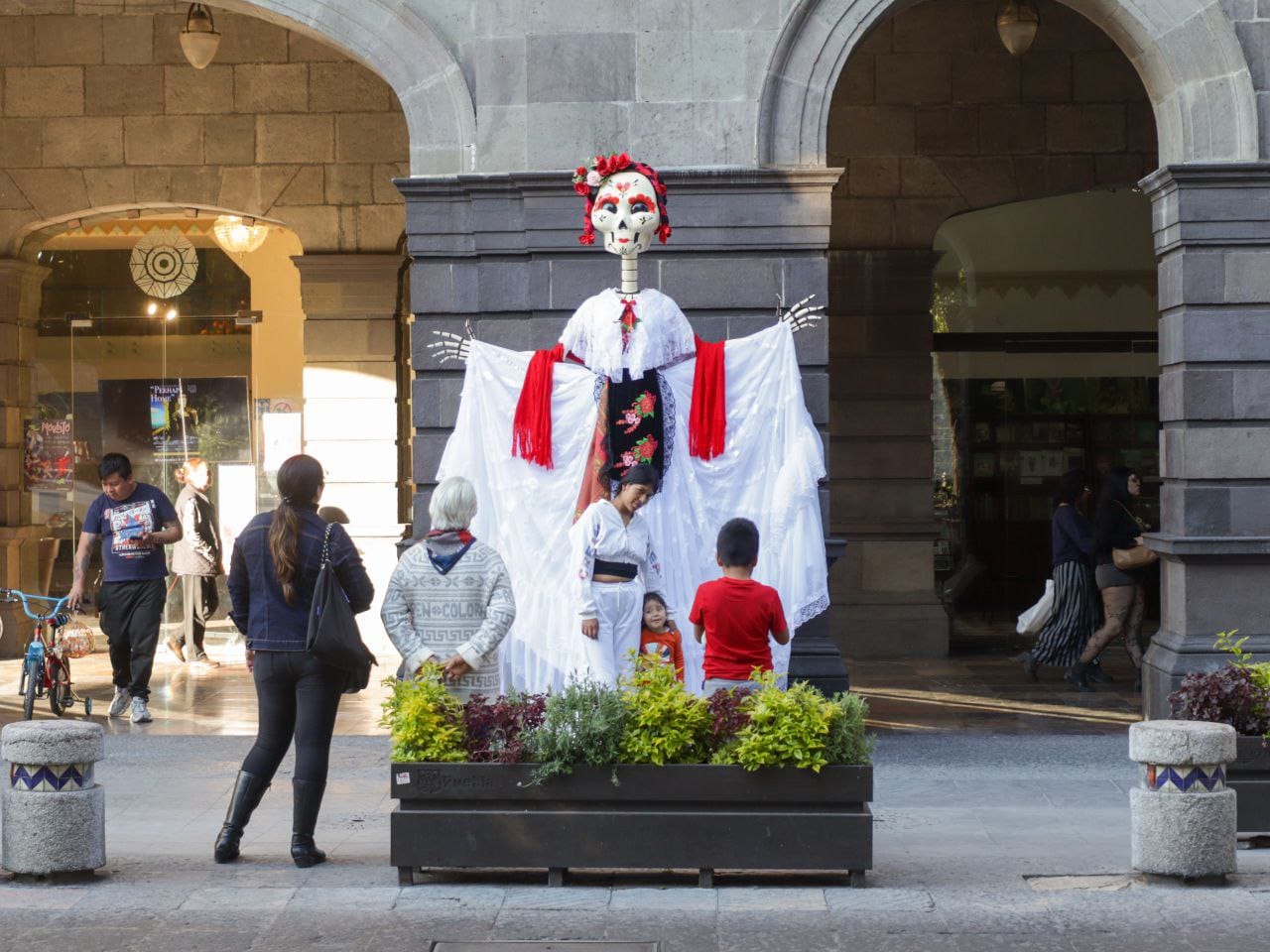 Puebla capital embellece su Centro Histórico con instalaciones del Día de Muertos