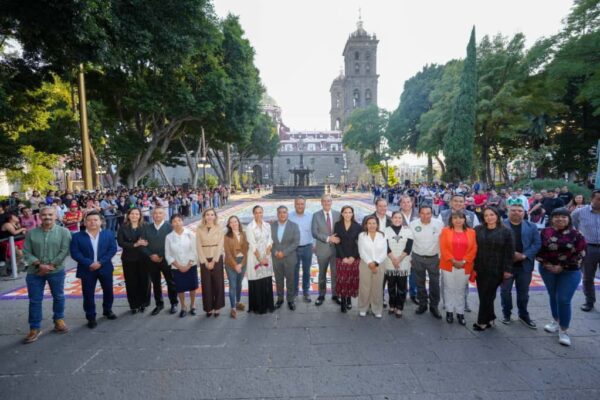 Inauguran en Puebla el tapete monumental y la ofrenda del Palacio Municipal dentro del XVIII Festival “La Muerte es un Sueño”.