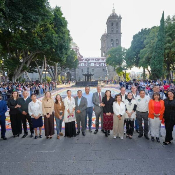 Inauguran en Puebla el tapete monumental y la ofrenda del Palacio Municipal dentro del XVIII Festival “La Muerte es un Sueño”.