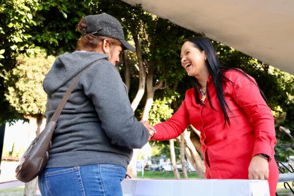 Liz Sánchez entregró calentadores solares en San Matías Tlalancaleca para apoyar a familias vulnerables y fomentar el ahorro energético.