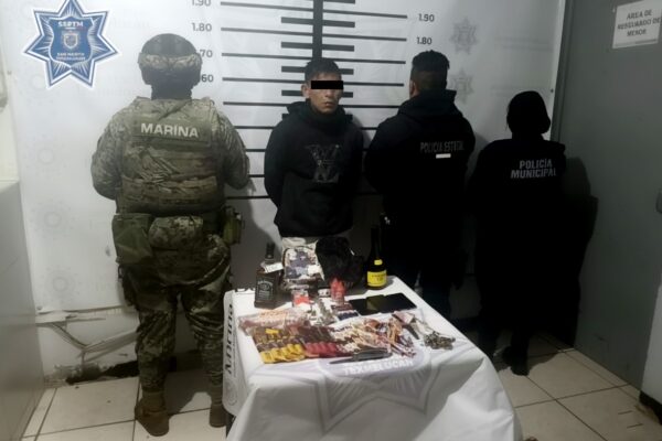 Policías municipales de San Martín Texmelucan detuvieron a un hombre señalado por presunto robo a una tienda de autoservicio en la junta auxiliar de San Cristóbal Tepatlaxco, tras un operativo que permitió recuperar los artículos sustraídos.