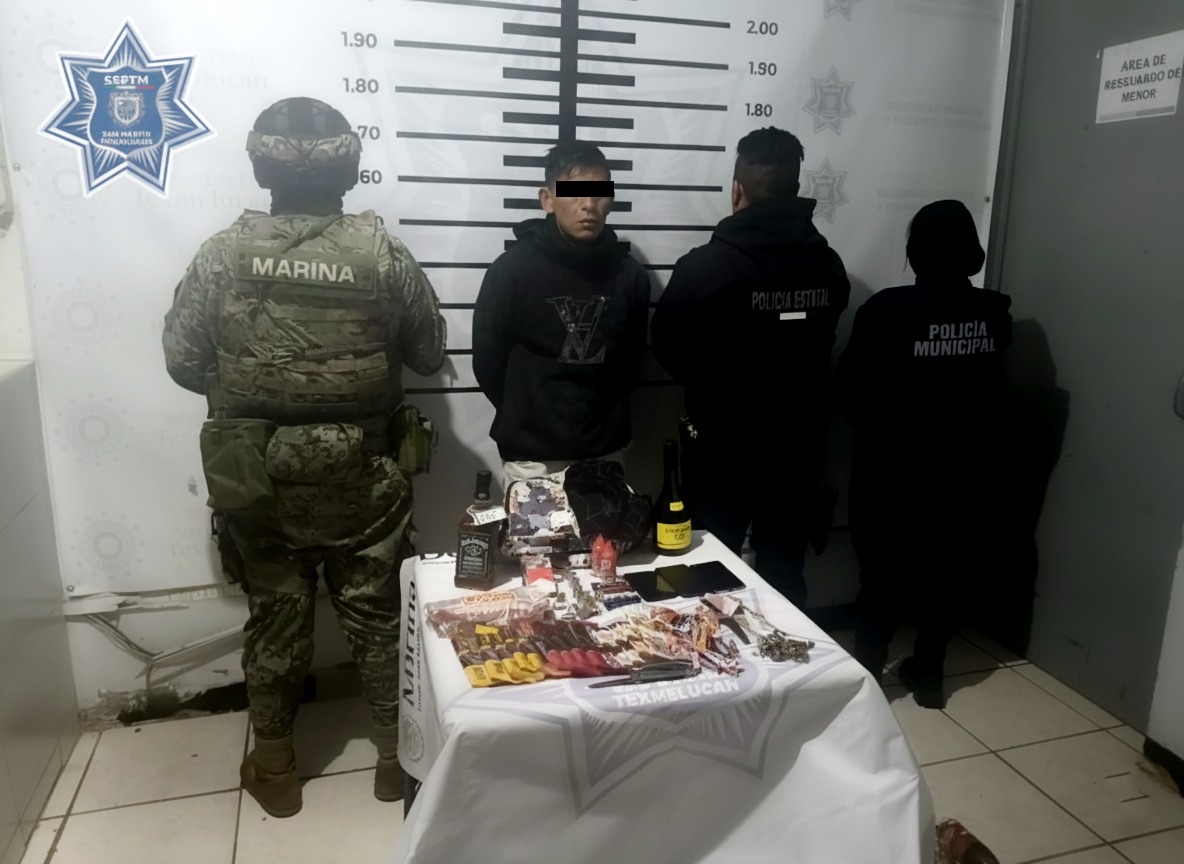 Policías municipales de San Martín Texmelucan detuvieron a un hombre señalado por presunto robo a una tienda de autoservicio en la junta auxiliar de San Cristóbal Tepatlaxco, tras un operativo que permitió recuperar los artículos sustraídos.