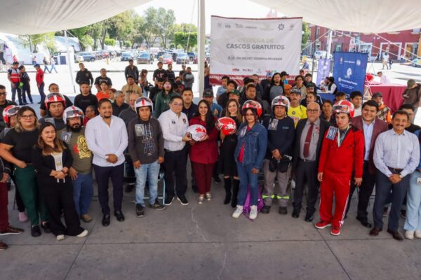 El Gobierno de San Pedro Cholula entregó 75 cascos de manera gratuita para fortalecer la seguridad vial.