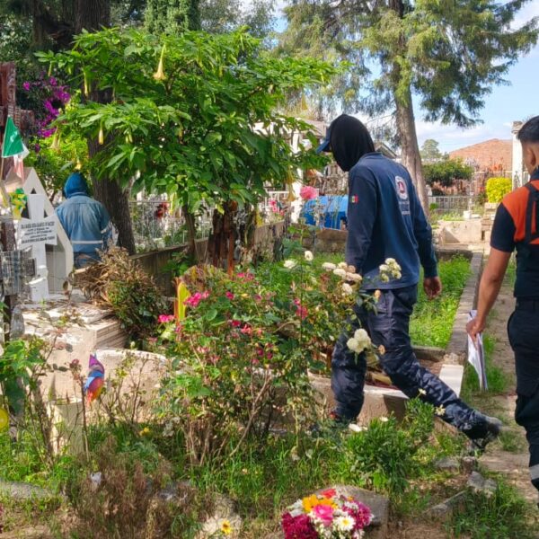 Autoridades de San Pedro Cholula implementaron un operativo conjunto de seguridad y protección civil en los panteones municipales para cuidar a las familias durante las festividades de Día de Muertos.
