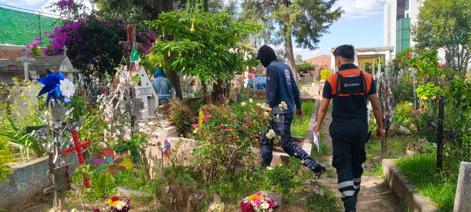 Autoridades de San Pedro Cholula implementaron un operativo conjunto de seguridad y protección civil en los panteones municipales para cuidar a las familias durante las festividades de Día de Muertos.