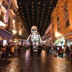 El Gobierno de la Ciudad de Puebla invitó a participar en el XIV Desfile de Calaveras, que se realizará el 1 de noviembre a las 18:00 horas como parte del festival La Muerte es un Sueño. Con más de 70 contingentes y 6 mil 200 participantes, el recorrido llenará el Centro Histórico de música, color y tradición.