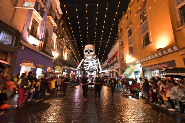 El Gobierno de la Ciudad de Puebla invitó a participar en el XIV Desfile de Calaveras, que se realizará el 1 de noviembre a las 18:00 horas como parte del festival La Muerte es un Sueño. Con más de 70 contingentes y 6 mil 200 participantes, el recorrido llenará el Centro Histórico de música, color y tradición.