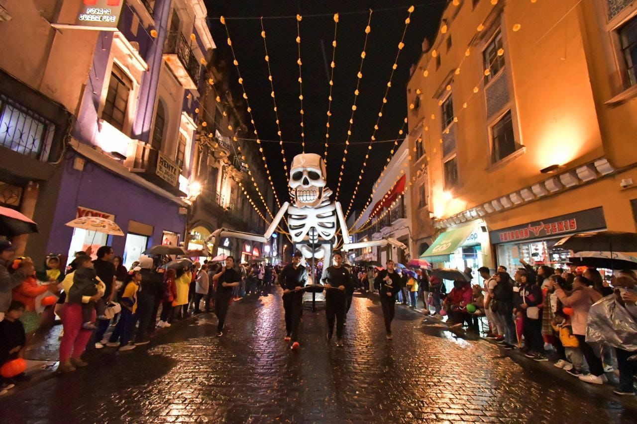 El Gobierno de la Ciudad de Puebla invitó a participar en el XIV Desfile de Calaveras, que se realizará el 1 de noviembre a las 18:00 horas como parte del festival La Muerte es un Sueño. Con más de 70 contingentes y 6 mil 200 participantes, el recorrido llenará el Centro Histórico de música, color y tradición.