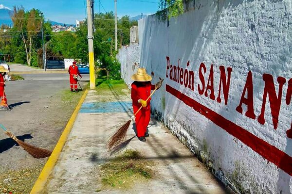 El Ayuntamiento de Puebla reforzará las labores de limpieza en el Centro Histórico, avenidas principales, panteones y juntas auxiliares durante el Día de Muertos.