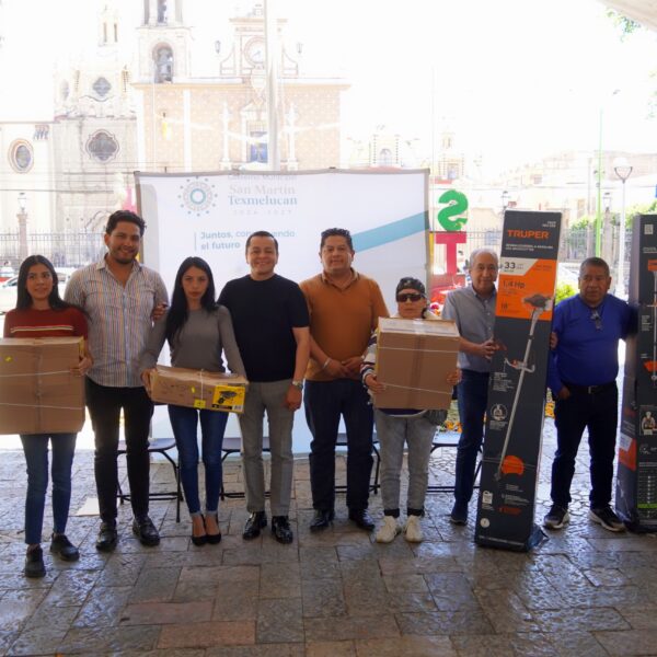El Ayuntamiento de San Martín Texmelucan reforzó su estrategia de participación ciudadana con la entrega de herramientas de jardinería a comités vecinales.