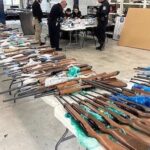 Autoridades estadounidenses detuvieron en Laredo, Texas, a un padre y su hijo acusados de intentar traficar más de 400 armas, cargadores y miles de municiones hacia México. FOTO: X @USAmbMEX.