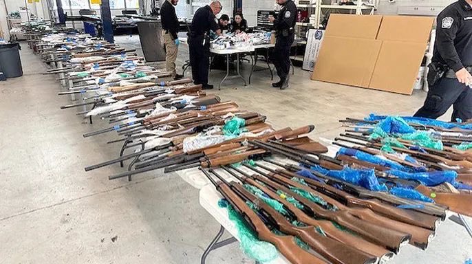 Autoridades estadounidenses detuvieron en Laredo, Texas, a un padre y su hijo acusados de intentar traficar más de 400 armas, cargadores y miles de municiones hacia México. FOTO: X @USAmbMEX.