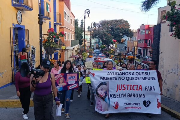 Familiares y colectivas feministas exigieron justicia por la muerte de Joselyn Barojas; piden a la Fiscalía reclasificar el caso como homicidio o feminicidio, rechazan versión oficial de suicidio. FOTO: Info Quórum.
