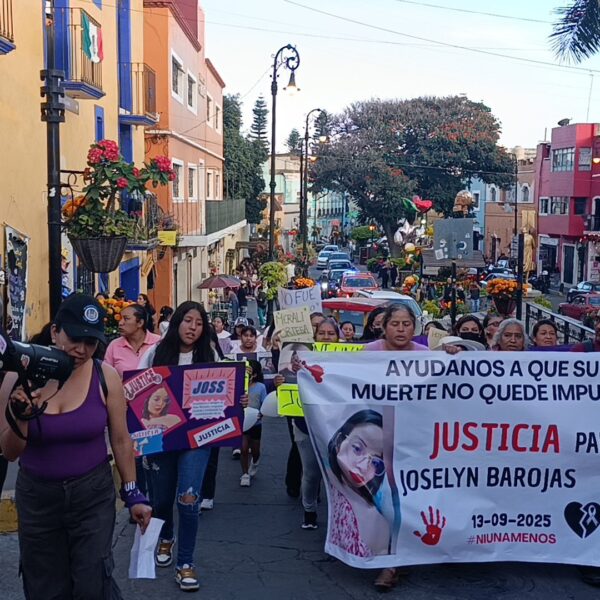 Familiares y colectivas feministas exigieron justicia por la muerte de Joselyn Barojas; piden a la Fiscalía reclasificar el caso como homicidio o feminicidio, rechazan versión oficial de suicidio. FOTO: Info Quórum.