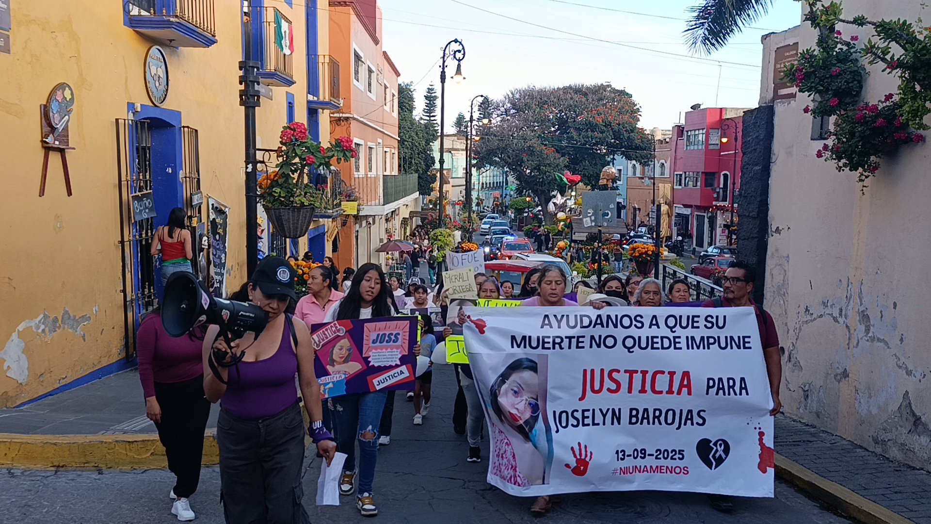 Familiares y colectivas feministas exigieron justicia por la muerte de Joselyn Barojas; piden a la Fiscalía reclasificar el caso como homicidio o feminicidio, rechazan versión oficial de suicidio. FOTO: Info Quórum.