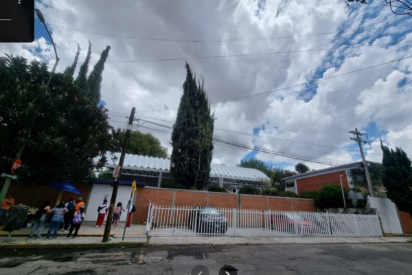 Un juez federal ordenó al Centro de Atención Múltiple Jean Piaget reincorporar a seis niños sordos al turno matutino y garantizar su enseñanza en Lengua de Señas Mexicana. FOTO: Google Maps.