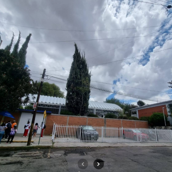 Un juez federal ordenó al Centro de Atención Múltiple Jean Piaget reincorporar a seis niños sordos al turno matutino y garantizar su enseñanza en Lengua de Señas Mexicana. FOTO: Google Maps.