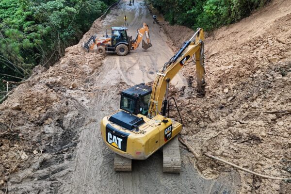 A casi dos semanas de las lluvias que devastaron la Sierra Norte de Puebla, 12 caminos y varios puentes siguen colapsados, dejando comunidades aisladas y sin acceso a servicios básicos. FOTO: Reto Diario.