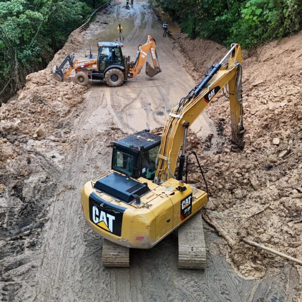 A casi dos semanas de las lluvias que devastaron la Sierra Norte de Puebla, 12 caminos y varios puentes siguen colapsados, dejando comunidades aisladas y sin acceso a servicios básicos. FOTO: Reto Diario.