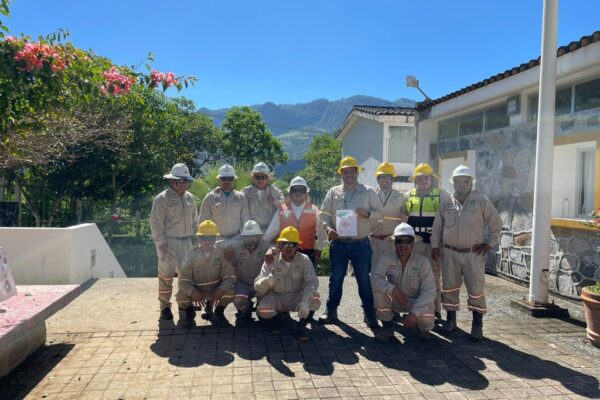La CFE informó que restableció al 100% el suministro eléctrico en el oriente del país tras las intensas lluvias, aunque las afectaciones económicas y de salud persisten en municipios de Veracruz. FOTO: CFE.