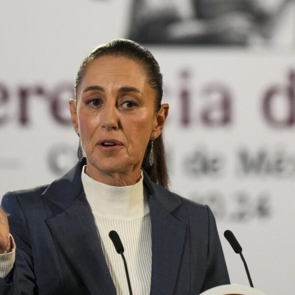 “Patria, familia y libertad”, pero al estilo Mussolini. Sheinbaum se lanzó contra el nuevo lema del PAN y dijo que su proyecto “está moralmente derrotado”. FOTO: LA Times.