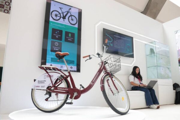 En 2026, Puebla proyecta avanzar en su sistema estatal de bicicletas eléctricas, con un taller en Acatzingo para producir hasta 20 mil unidades cada cuatrimestre. Foto: ContraRéplica.
