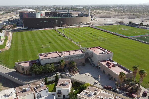 En total, el organismo internacional aprobó 66 campamentos base en América del Norte, ubicados en 11 ciudades sede y 38 urbes adicionales que, aunque no albergarán partidos, fueron elegidas por su infraestructura deportiva, calidad hotelera y capacidad logística.