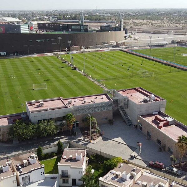 En total, el organismo internacional aprobó 66 campamentos base en América del Norte, ubicados en 11 ciudades sede y 38 urbes adicionales que, aunque no albergarán partidos, fueron elegidas por su infraestructura deportiva, calidad hotelera y capacidad logística.