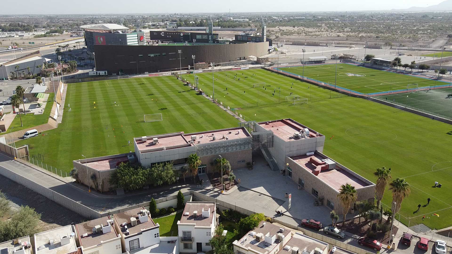 En total, el organismo internacional aprobó 66 campamentos base en América del Norte, ubicados en 11 ciudades sede y 38 urbes adicionales que, aunque no albergarán partidos, fueron elegidas por su infraestructura deportiva, calidad hotelera y capacidad logística.