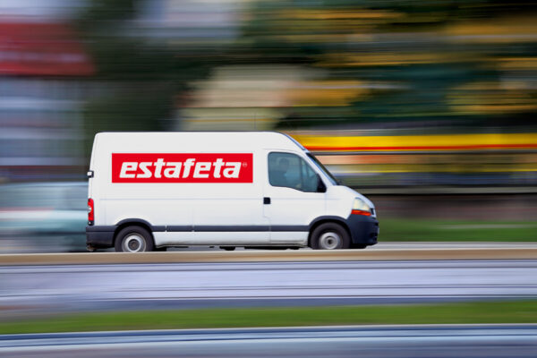 La empresa de envíos Estafeta se sumó al Directorio de Beneficios 2025 de la Tarjeta INAPAM, y ofrecerá un descuento hasta fin de año. Foto: Logistics World.