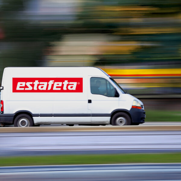 La empresa de envíos Estafeta se sumó al Directorio de Beneficios 2025 de la Tarjeta INAPAM, y ofrecerá un descuento hasta fin de año. Foto: Logistics World.