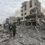El ministro de Defensa de Israel advierte que cualquier persona que cruce la “línea amarilla” será considerada un objetivo militar, mientras cientos permanecen desplazados en Gaza. Foto: El Confidencial.