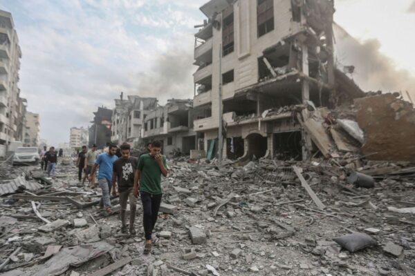 El ministro de Defensa de Israel advierte que cualquier persona que cruce la “línea amarilla” será considerada un objetivo militar, mientras cientos permanecen desplazados en Gaza. Foto: El Confidencial.