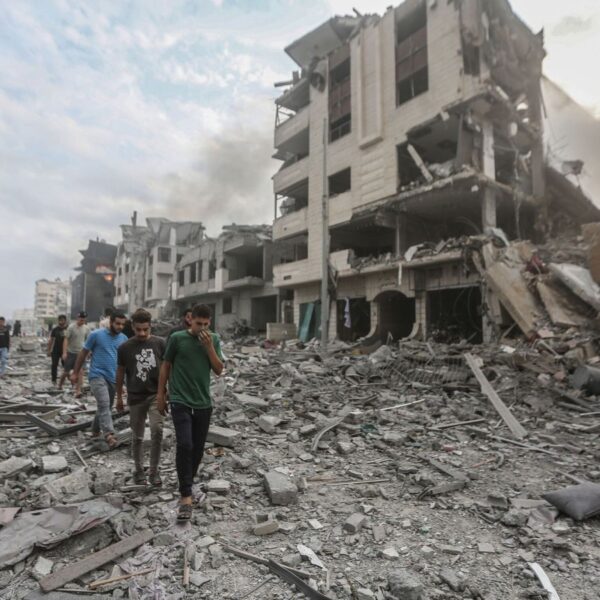 El ministro de Defensa de Israel advierte que cualquier persona que cruce la “línea amarilla” será considerada un objetivo militar, mientras cientos permanecen desplazados en Gaza. Foto: El Confidencial.