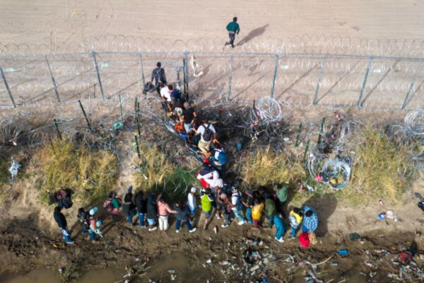 La Oficina de Aduanas y Protección Fronteriza reportó que los intentos de ingreso cayeron casi 80% respecto al año anterior, marcando un giro en la tendencia migratoria reciente. FOTO: Getty Images.