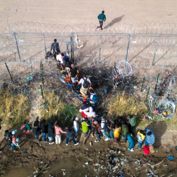 La Oficina de Aduanas y Protección Fronteriza reportó que los intentos de ingreso cayeron casi 80% respecto al año anterior, marcando un giro en la tendencia migratoria reciente. FOTO: Getty Images.