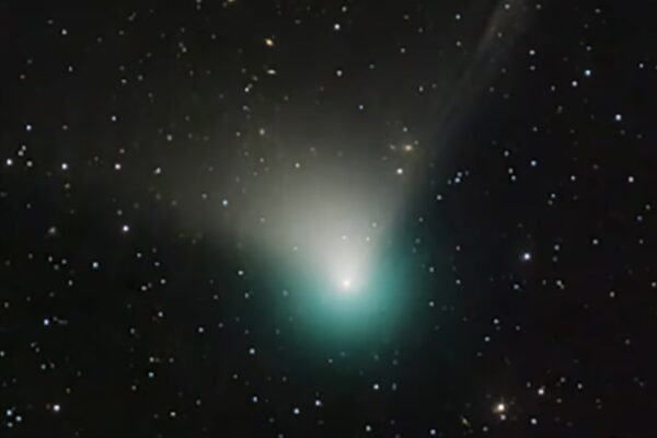 El cometa interestelar 3I/ATLAS sorprendió a la comunidad científica al resistir una potente tormenta solar sin mostrar daños ni alteraciones en su trayectoria. Foto: NASA.