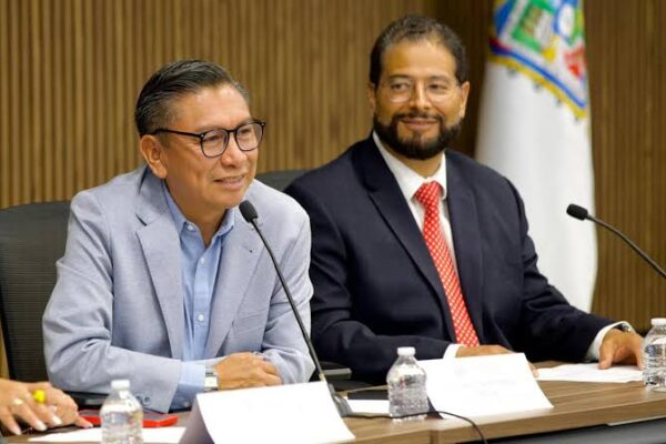 José Luis Figueroa se une a la recolección de firmas en Totimehuacán. Con el apoyo de líderes comunitarios, buscan alcanzar las 70 mil rúbricas necesarias para obtener el estatus de municipio. Foto: Congreso de Puebla.