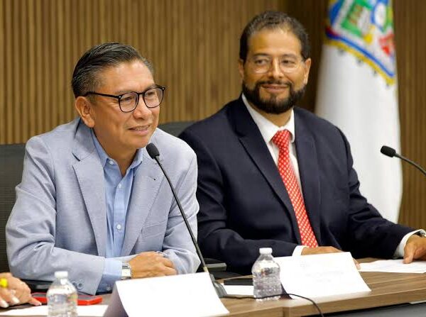José Luis Figueroa se une a la recolección de firmas en Totimehuacán. Con el apoyo de líderes comunitarios, buscan alcanzar las 70 mil rúbricas necesarias para obtener el estatus de municipio. Foto: Congreso de Puebla.