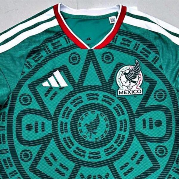 El Tri revive su espíritu del 98, pero con precio de 2026; filtran el posible costo del nuevo jersey de la Selección Mexicana y los fans ya hacen cuentas para romper el cochinito. IMAGEN: Noticieristas.